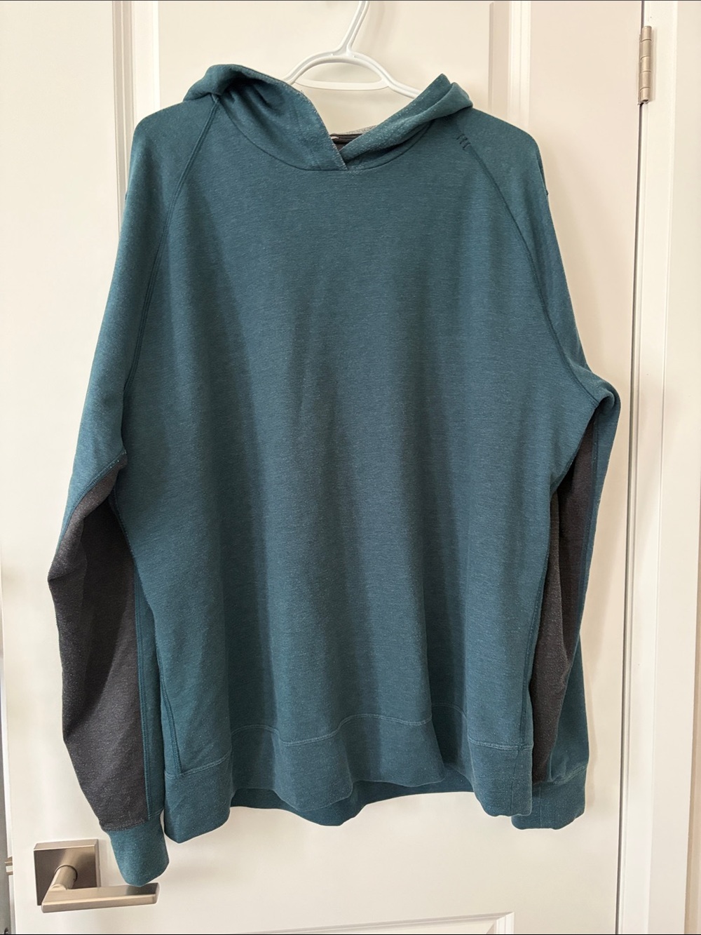 Lululemon men’s Teal Hooded Pullover with Charcoal Sleeve Panels